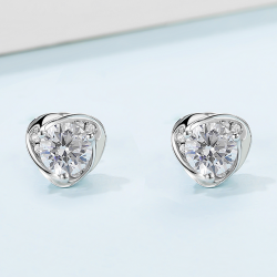 Heart 2 ct Moissanite Diamond stud earrings